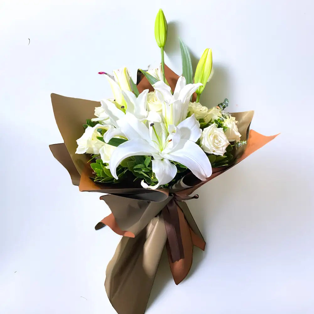 Lilyum ve 10 Adet Beyaz Gül Buketi
